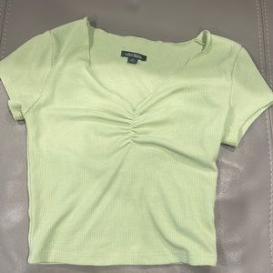 Super cute green crop top! Fits really nicely and really comfortable!